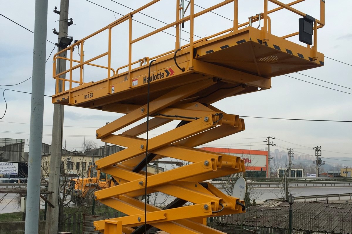 18 Metre Arazi Tipi Makaslı Menlift: 4x4 Çekiş, Çift Balkon ve Ağır Hizmet Şantiye Rehberi