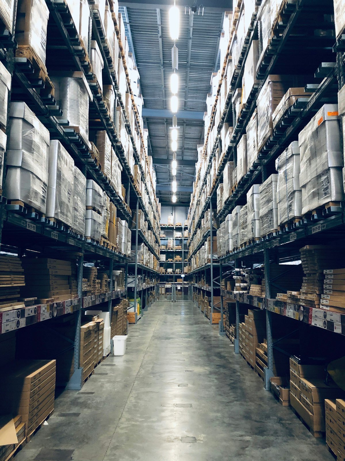 Makaslı Menlift (Scissor Lift) Kapsamlı Rehberi: 6m - 18m Arası Modeller, Zemin Analizi ve Şantiye Dinamikleri